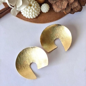 Vergoldete Ohrstecker, Statement-Ohrstecker in geometrischer Form, Halbkreisförmige Ohrringe aus vergoldetem Messing, Moderne Ohrringe, Nickelfreier Schmuck, Geschenkidee