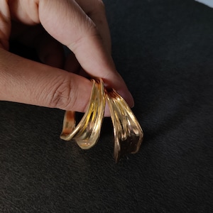 Zierliche Wellen Ohrringe Gold: Handgefertigte minimalistische Creolen aus Messing