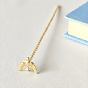 Marcapáginas con forma de pájaro volador, marcador de página de latón chapado en oro, delicado detalle de recuerdo, regalo de cumpleaños para ella, accesorio para amantes de los libros, marcapáginas de metal