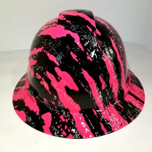 Full brim hydro dipped custom hard hat in hot pink urban camo osha approved