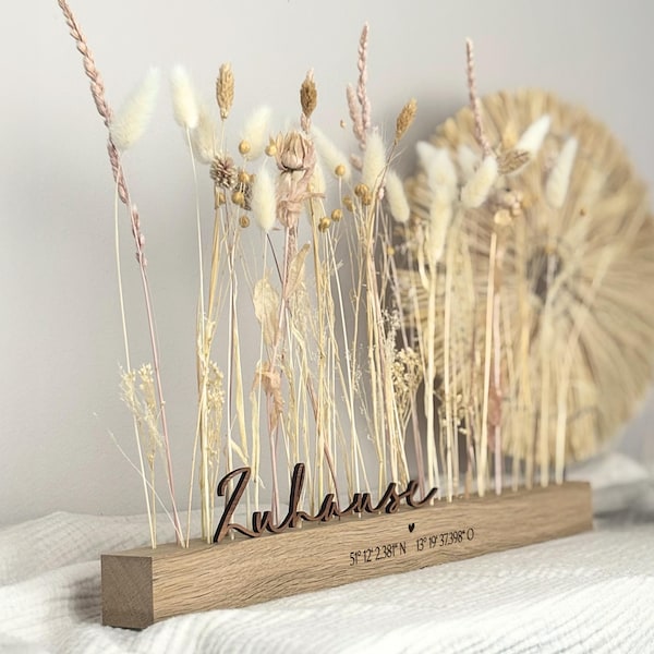 Einzugsgeschenk personalisiert - Geschenk zum Einzug, Eiche Zuhause Blumenleiste Trockenblumen mit Koordinaten, Namen Wanddeko für Familien