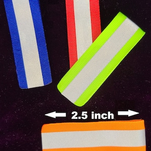 K&ouml;nnte beinhalten: Vier Streifen reflektierendes Klebeband in verschiedenen Farben: Blau, Rot, Gr&uuml;n und Orange. Jeder Streifen hat zwei wei&szlig;e reflektierende Streifen und ist 2,5 Zoll lang.