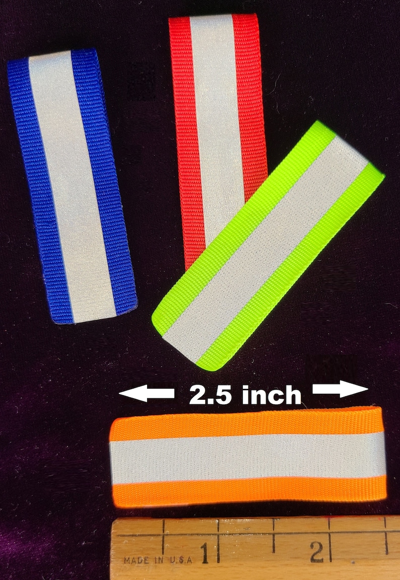 K&ouml;nnte beinhalten: Vier Streifen reflektierendes Klebeband in verschiedenen Farben: Blau, Rot, Gr&uuml;n und Orange. Jeder Streifen hat zwei wei&szlig;e reflektierende Streifen und ist 2,5 Zoll lang.