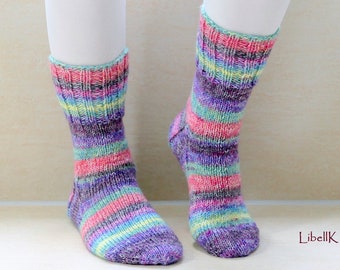 gestrickte Socken Gr. 38/39 Regenbogenfarben lila handgestrickte Strümpfe Wolle