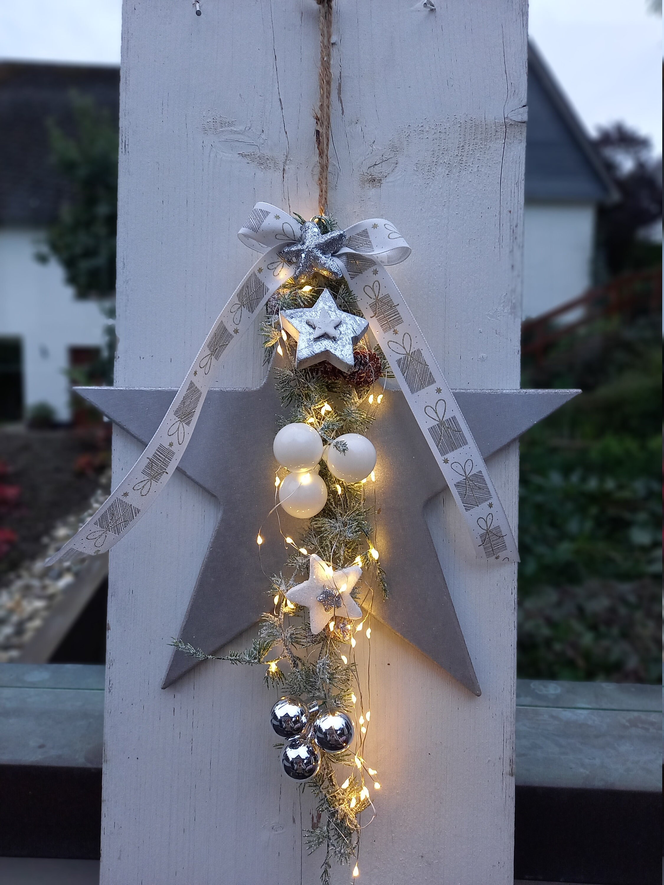 Outdoor battery operated 2024 wreath with timer