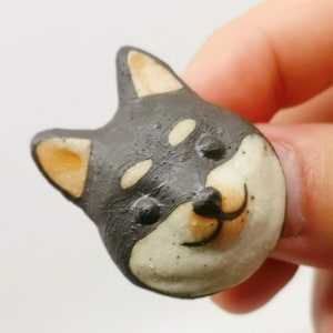 Broche pour chien en céramique faite à la main pour vêtements ou sac