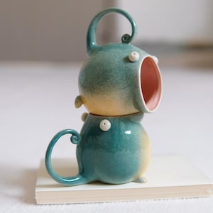 Tazza dinosauro fatta a mano – Milo Mugosaur – Mug in ceramica turchese con coda e grandi occhi – Idea regalo carina