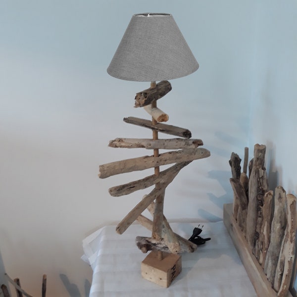 Lampe escalier bois flotté et palette, luminaire ambiance