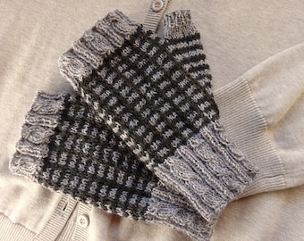 Instructions for knitting hand cuffs with “lifting stitches”.