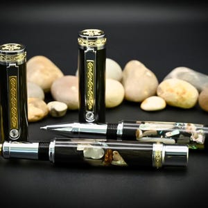 Roble de pantano irlandés hecho a mano con conchas marinas engastadas en resina - Pluma estilográfica y rollerball con cristal engastado.