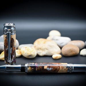 Bolígrafo rollerball de roble de Irlanda del Norte y cristal de Swarovski torneado a mano.