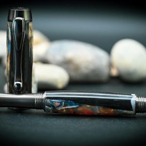 Pluma estilográfica de roble de pantano irlandés y concha marina hecha a mano