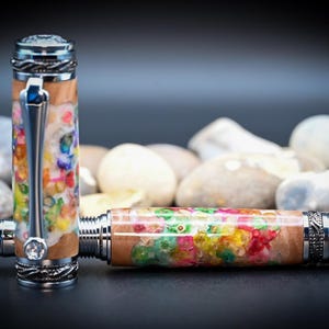 Bellissima penna tornita a mano. Olmo montano danneggiato dalla tempesta e fiori secchi in resina - Cristallo Swarovski
