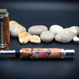 Hermoso bolígrafo torneado a mano. Olmo silvestre dañado por tormenta y flores secas en resina - Cristal de Swarovski