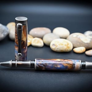 Gekleurde Noord-Ierse dennenappel: met de hand gedraaide rollerbalpen.