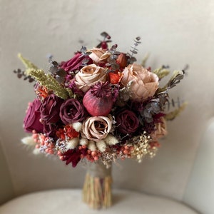 Zeitlose Eleganz in Burgund: Getrockneter echter Rosen-Brautstrauß & Accessoires