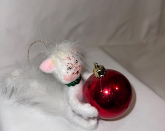 AnnaLee 2008 White Cat With Red Ball Christmas Ornament 5”