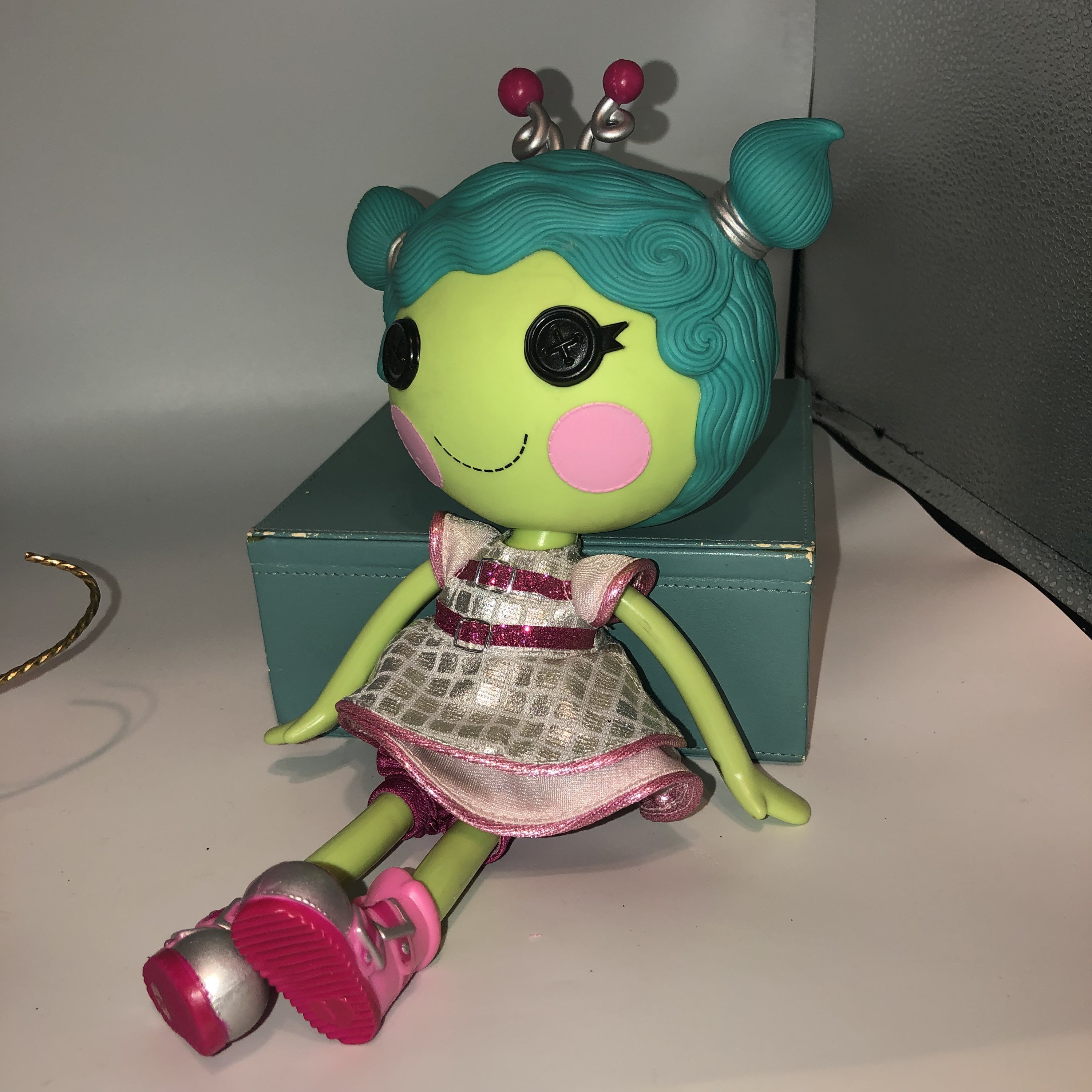 Review Lalaloopsy Introduces Cute Large Dolls With Brushable Hair