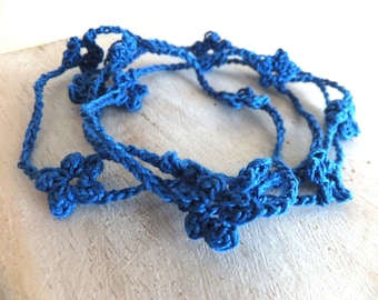 Feines blaues Blumenwickelarmband aus Baumwollgarn