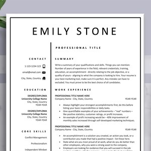 Pu&ograve; includere: Modello di curriculum vitae in bianco e nero con il nome Emily Stone in alto. Il curriculum include sezioni per informazioni di contatto, riepilogo, istruzione, competenze chiave ed esperienza lavorativa.
