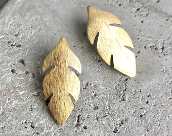 Clous d’oreilles feuille en laiton avec surface brossée