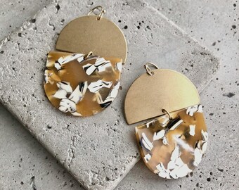 Earrings duo with brass and acetate elements