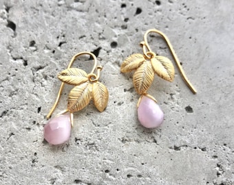 Earrings with leaf motif matt gilded and cat eye in lilac