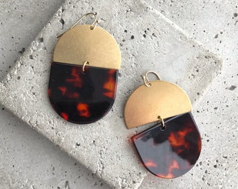 Earrings duo with brass and acetate elements
