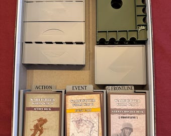 Organizador de jogos e bandejas para soldados compatíveis com o combate da Segunda Guerra Mundial.