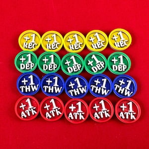 Op de afbeelding: Een set van 15 ronde tokens, elk met een wit nummer "1" en een witte afkorting. De tokens zijn gerangschikt in drie rijen van vijf. De bovenste rij is geel, de middelste rij is groen en de onderste rij is rood. De afkortingen zijn "REC", "DEP", "THW" en "ATK".