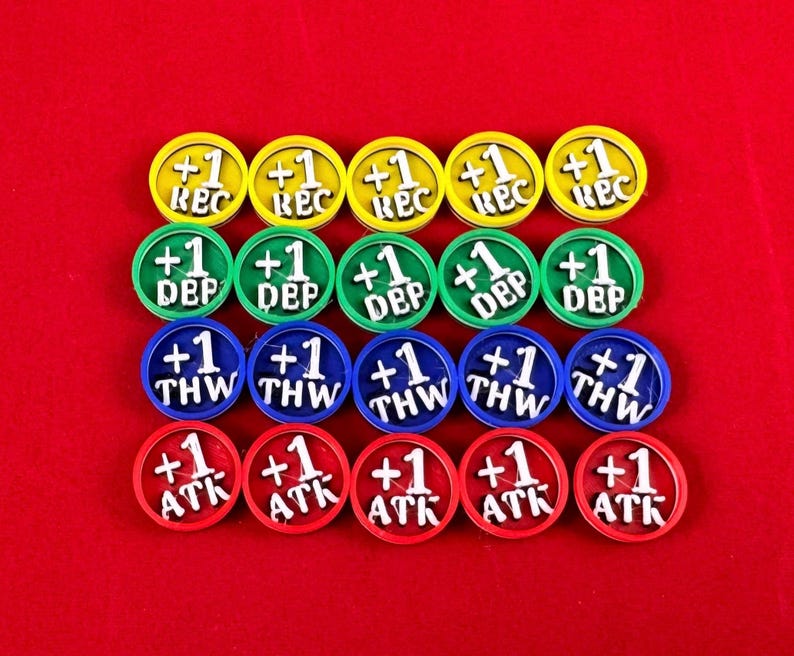 Op de afbeelding: Een set van 15 ronde tokens, elk met een wit nummer "1" en een witte afkorting. De tokens zijn gerangschikt in drie rijen van vijf. De bovenste rij is geel, de middelste rij is groen en de onderste rij is rood. De afkortingen zijn "REC", "DEP", "THW" en "ATK".