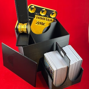 Caja de mazo Commander que contiene la bandeja Commander Spindown o Life Spinner y dados/contadores. Hecha a medida, impresa en 3D