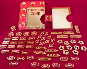 Könnte beinhalten: Ein rotes und goldenes Spielbrett aus Kunststoff mit einer Kommandozone und verschiedenen goldenen Spielsteinen aus Kunststoff mit Texten wie "Exerted", "Embalm" und "1/-1".