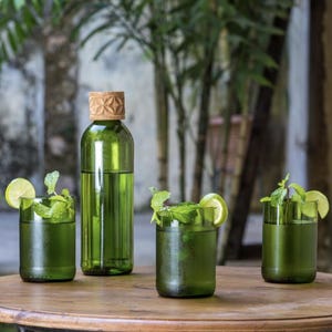 Vasos reciclados hechos a mano con vidrio antiguo – Vasos artesanales hechos con botellas de vino recicladas (11 cm) – Verde oscuro – Comercio Justo – Chako Zanzíbar – Dafu Tall