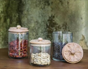 Récipients en verre fabriqués à partir de vieux bocaux de stockage en verre avec couvercles en bois faits à la main à partir de bouteilles de vin Jar Carved Wood Top pots à épices upcyclés "Karafuu"