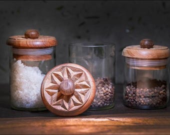Glasbehälter aus Altglas Vorratsgläser mit Holzdeckel handmade aus Weinflaschen Jar Carved Wood Top upcycled-uplifted Gewürzgläser &quot;Karafuu&quot;