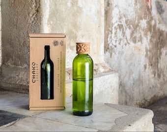 edle Wasser- Karaffe &#39;Kitale&#39; aus Altglas upcycling handgemacht aus Weinflaschen mit geschnitztem Holzverschluss