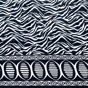 Puede incluir: Tela con estampado de cebra en blanco y negro. La parte superior presenta un patrón de rayas de cebra, mientras que la parte inferior tiene un borde decorativo con diseños ovalados y circulares. Esta tela es adecuada para varios proyectos de costura.