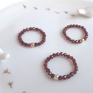 Filigraner Perlenring Granat * Minimalistischer Stapelring * Ring mit roten Steinen * Edelsteinring Granat * Zarter Ring * elastischer Ring