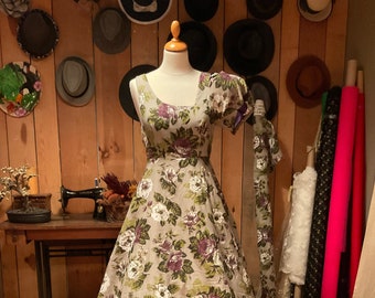 Robe de soirée, pièce unique, originale avec une seule manche,robe en satin duchesse et coton à fleurs. Robe