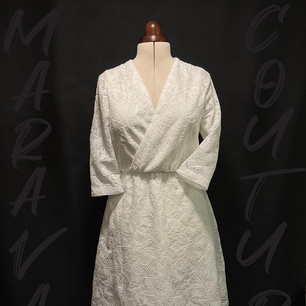 Robe en voilage brodé avec fil en 100% . Robe à large jupe. Robe devant croisé / Robe manche 3/4 .prêt à être livré.