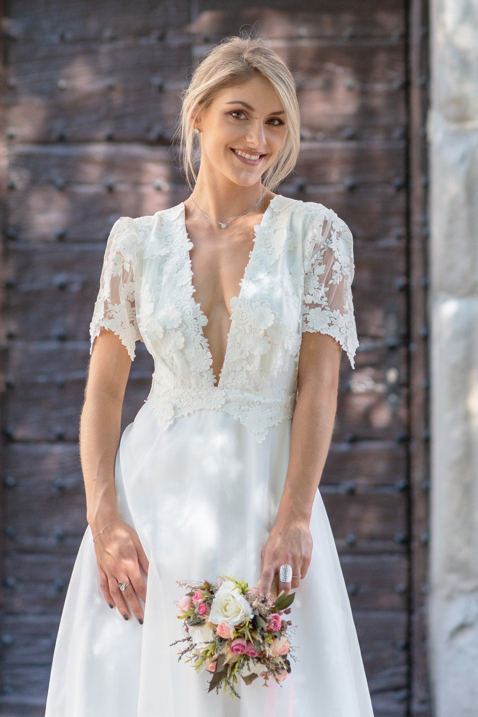 Robe de mariée en dentelle française 3D décolleté V