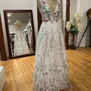 Robe de mariée bohème avec broderie florale élégante et romantisme unique