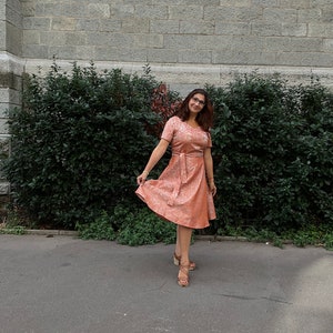 Robe courte pour femme Elégance Vintage, &quot;Robe Porte-Feuille en Brocard Français : Une Pièce Unique qui Captivera les Regards.