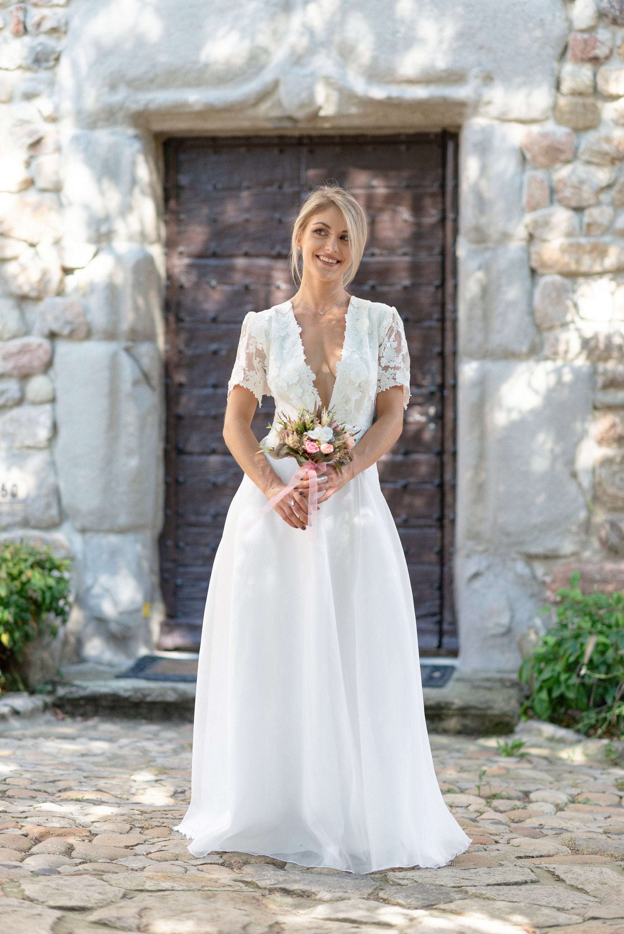 Robe de mariée en dentelle française 3D décolleté V