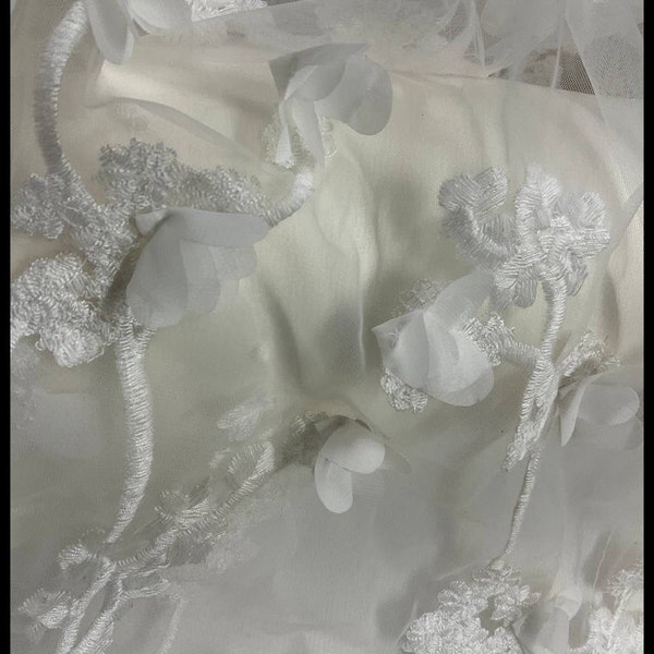 Tissus dentelle, tulles fin brodé, fil mat touché coton Pétales en mousseline 3D. Tissus français, dentelle vintage, dentelle française,