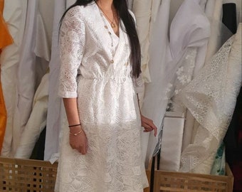 Robe en voilage brodé avec fil en 100% coton. Robe à large jupe. Robe devant croisé / Robe manche 3/4 .prêt à être livré. Robe blanche. Robe