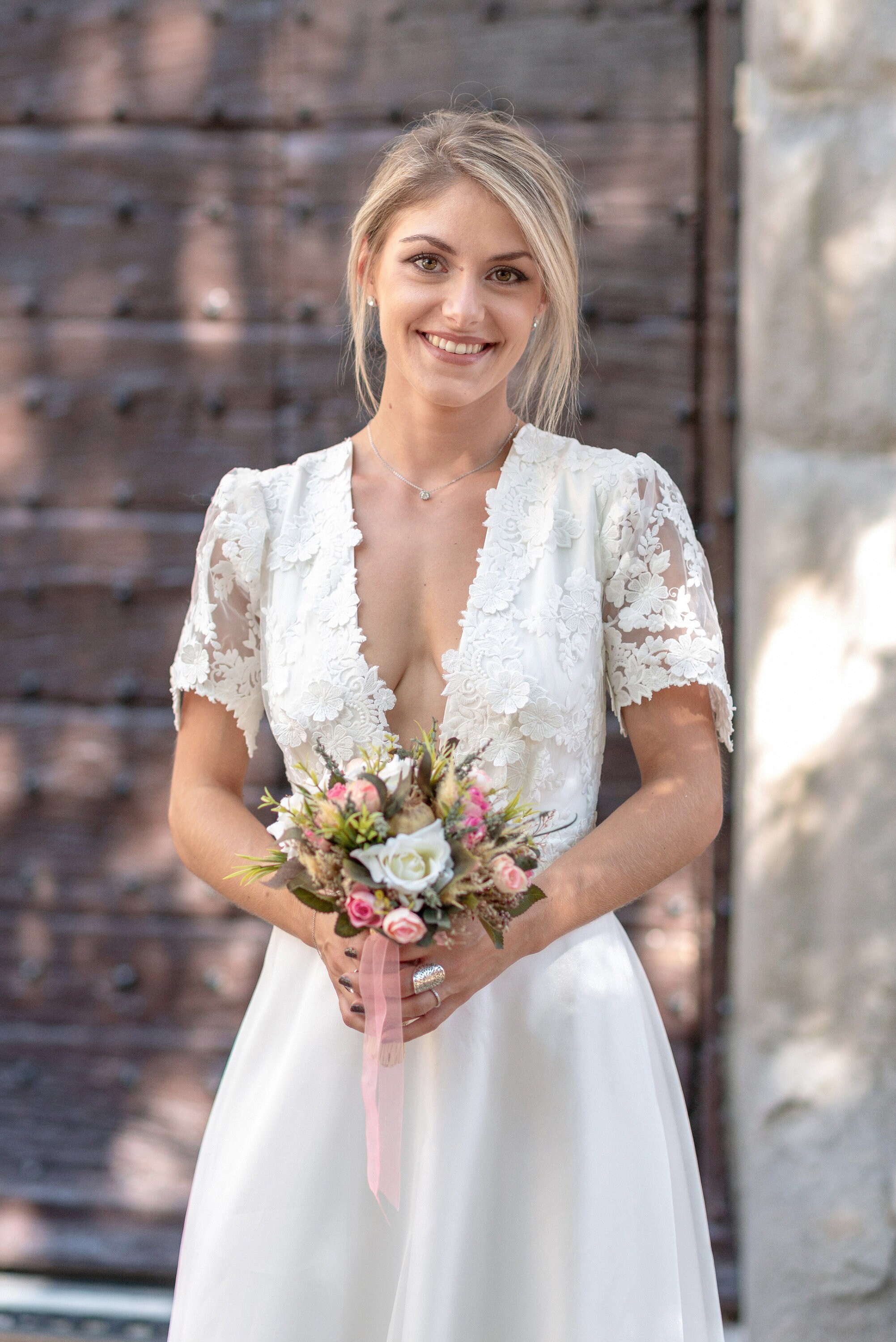 Robe de mariée en dentelle française 3D décolleté V