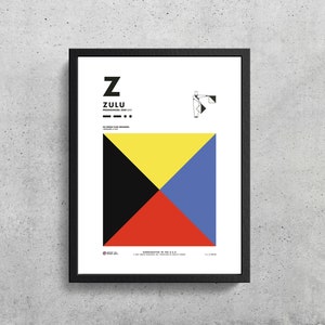 Può includere: Un grafico di bandiera nautica con la lettera Z e la parola "Zulu" stampata in nero. La bandiera è gialla, nera, rossa e blu. La bandiera è usata per la comunicazione in mare.