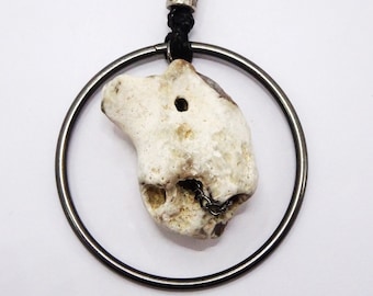 Naszyjnik, wisiorek z naturalnego kamienia, metalowe koło, czarny rzemyk, talizman, ciekawy prezent pod choinkę